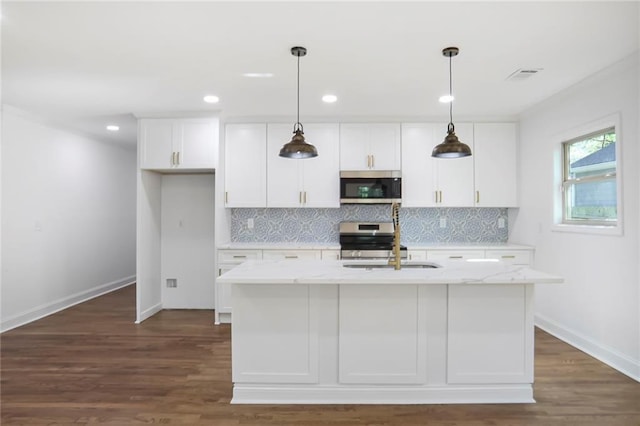 kitchen with stainless steel appliances, decorative backsplash, a sink, baseboards, and recessed lighting