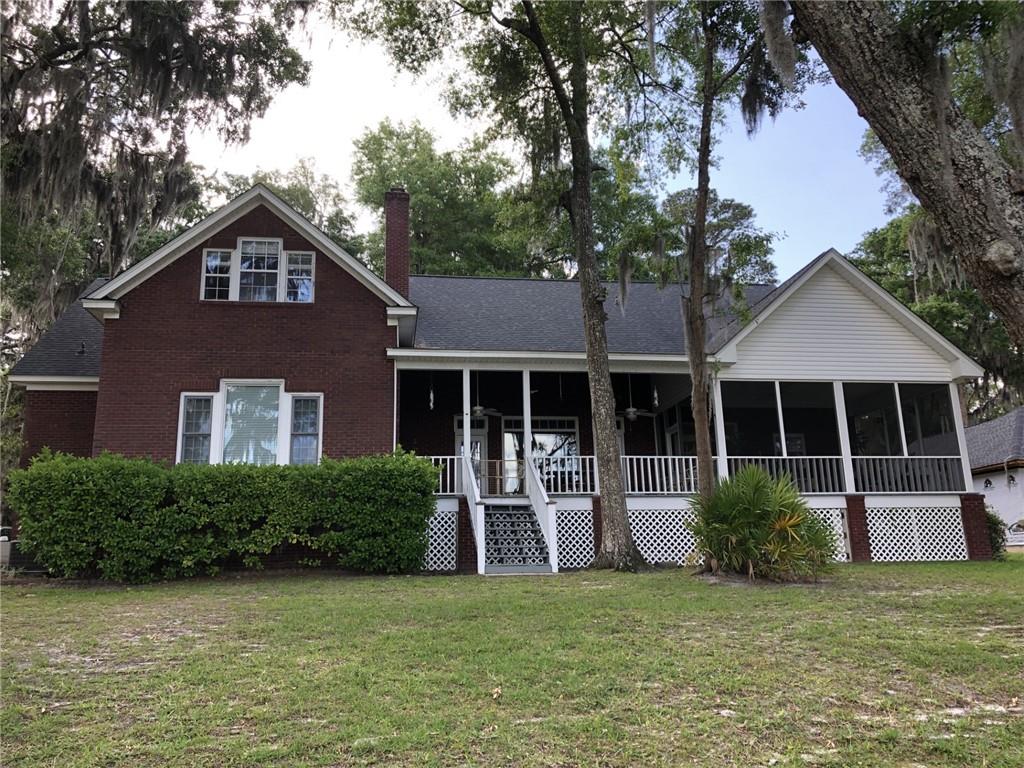 view of front facade with covered porch and a front yard