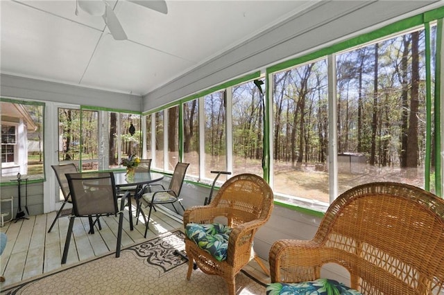 sunroom with ceiling fan