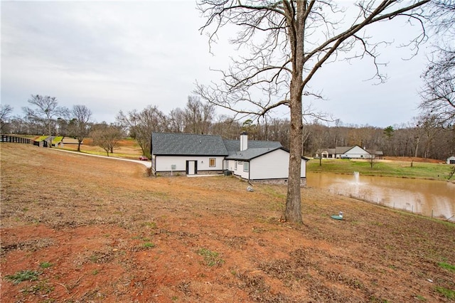 view of front of property featuring a water view