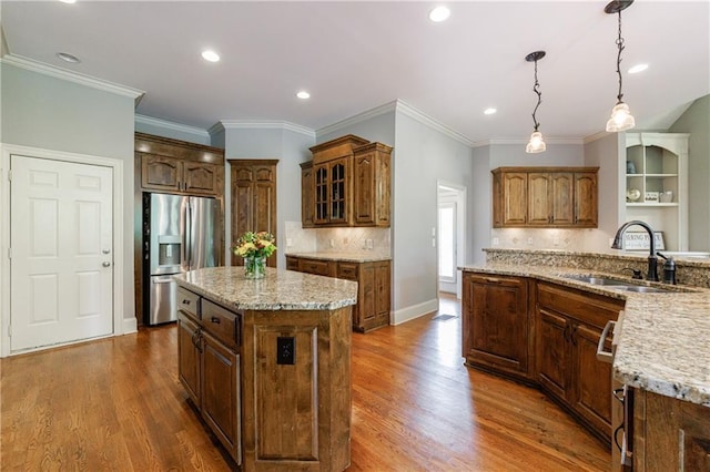 652 Pathview Ct, Dacula, GA 30019 - kitchen featuring stainless steel fridge with ice dispenser, a sink, a kitchen island, dark wood finished floors, and recessed lighting