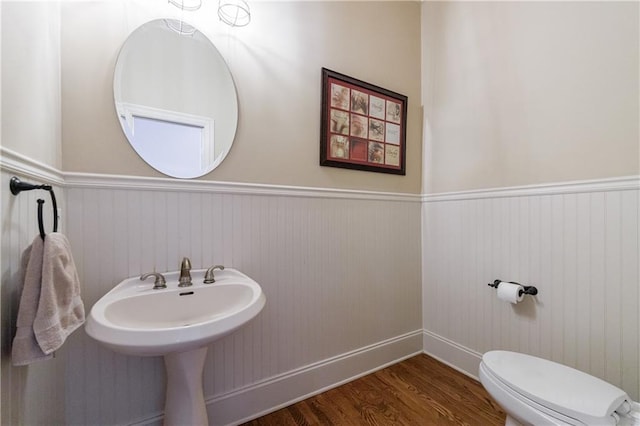 652 Pathview Ct, Dacula, GA 30019 - bathroom featuring wood finished floors, wainscoting, and toilet