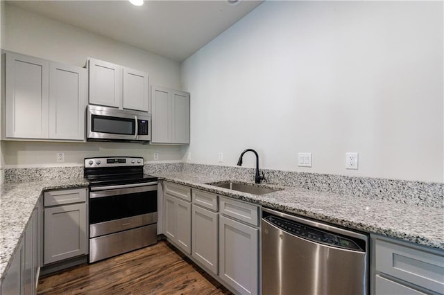 652 Pathview Ct, Dacula, GA 30019 - kitchen featuring appliances with stainless steel finishes, a sink, gray cabinetry, dark wood-type flooring, and recessed lighting