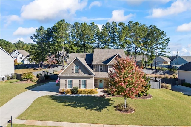 view of front of house featuring a front lawn