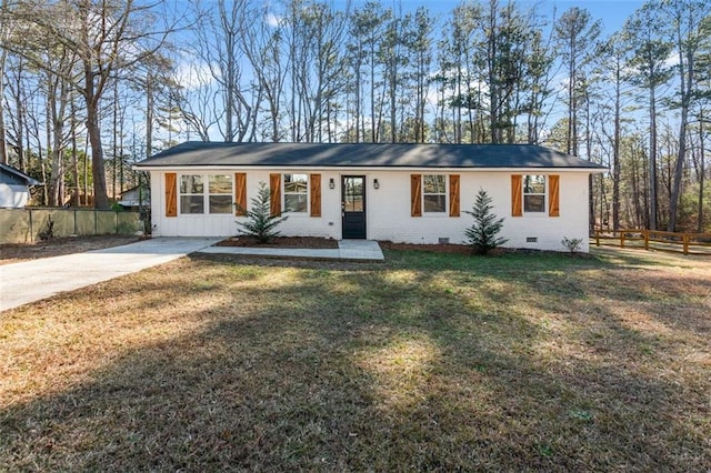 ranch-style house featuring a front yard