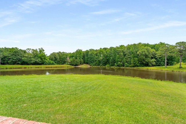 view of yard featuring a water view