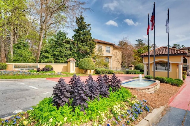 3777 Peachtree Rd NE Unit 412, Brookhaven, GA 30319 - surrounding community with fence and uncovered parking