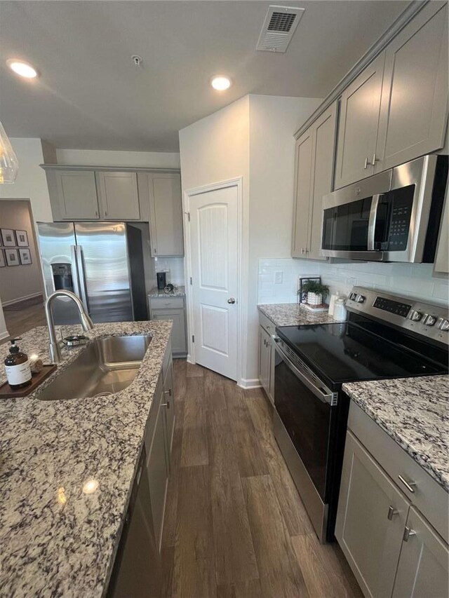 kitchen featuring a sink, stainless steel appliances, gray cabinets, and visible vents