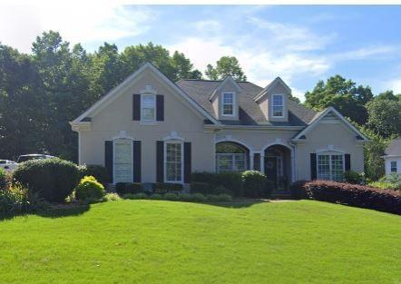 view of front of home with a front lawn