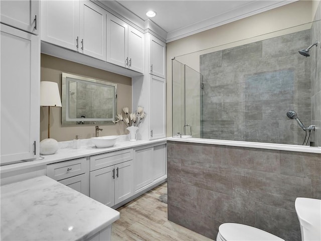 702 Cash Rd NE, Calhoun, GA 30701 - bathroom featuring a tile shower, vanity, crown molding, and wood finished floors
