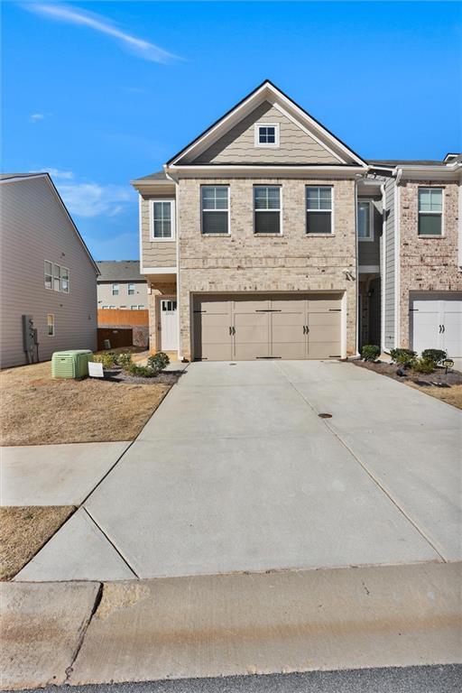 view of front of house with driveway and an attached garage