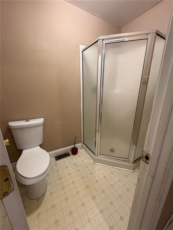 full bath featuring baseboards, a shower stall, toilet, and tile patterned floors