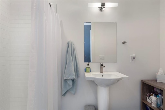 full bathroom featuring tiled shower