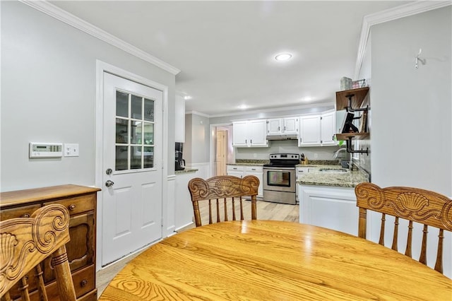 135 Crimson Rdg, Tyrone, GA 30290 - dining area featuring ornamental molding, light wood-type flooring, and recessed lighting