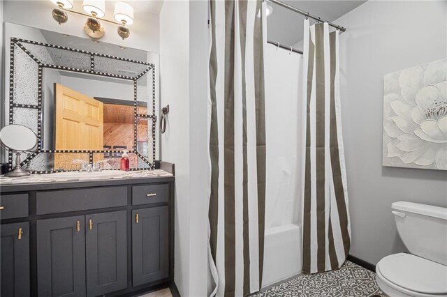 full bathroom featuring baseboards, shower / bath combo, toilet, and vanity