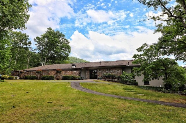 ranch-style house featuring a front yard
