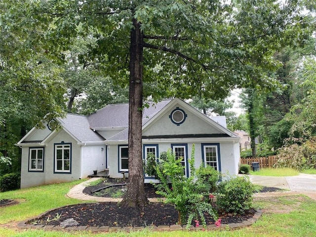 view of front of home with a front lawn