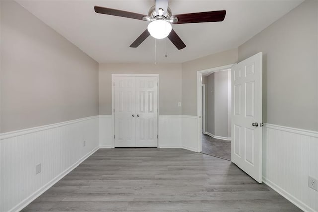 unfurnished room featuring light wood-type flooring and ceiling fan