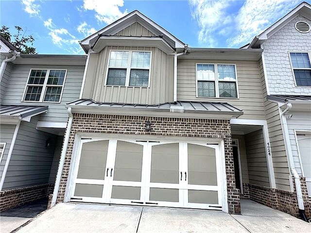 view of front of property featuring a garage