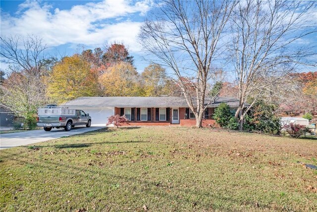 single story home featuring a front yard and a garage