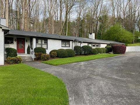 single story home with a front lawn