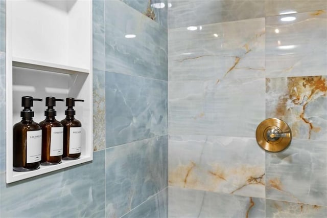 full bathroom featuring a tile shower