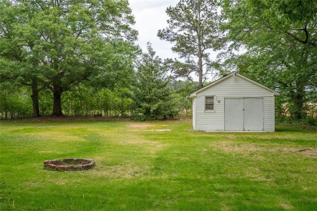 view of yard featuring a storage unit