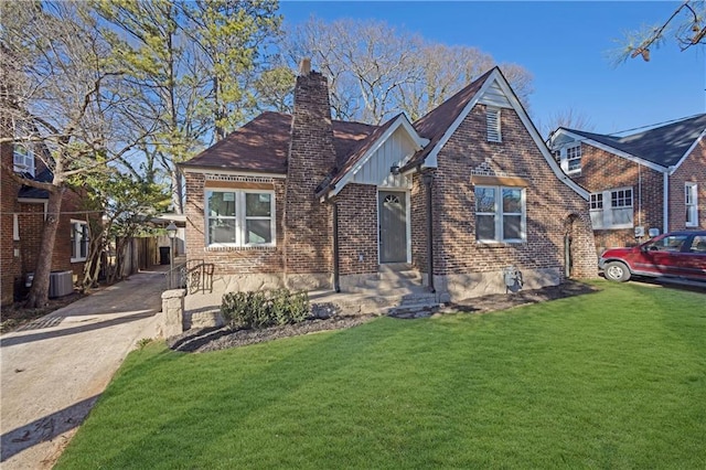 view of front of home with central air condition unit and a front yard