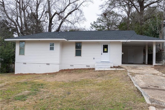 view of front of home featuring a shingled roof, concrete driveway, crawl space, a carport, and a front yard