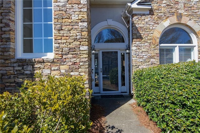 property entrance featuring stone siding