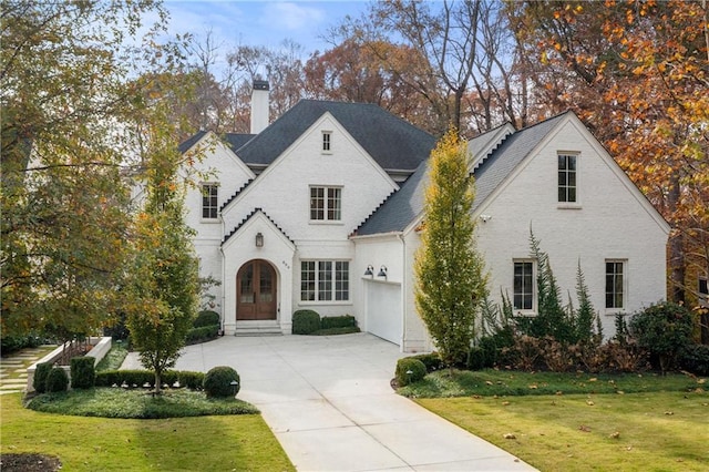 view of front facade featuring a garage and a front yard