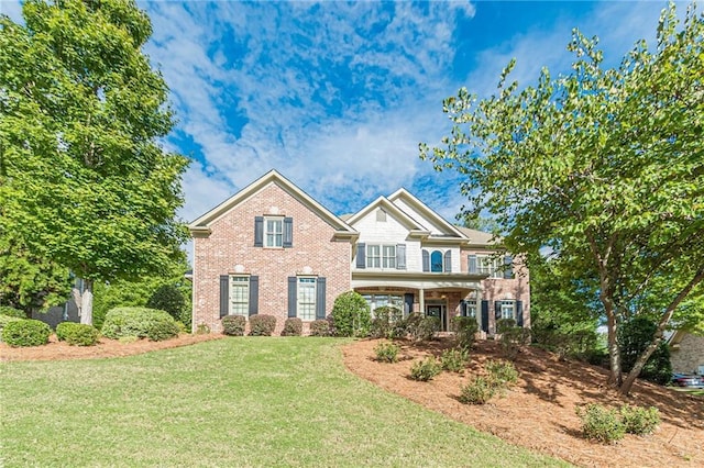 view of front of property featuring a front lawn