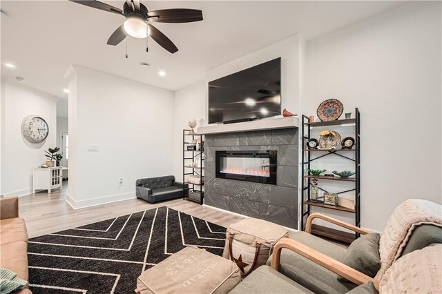 living room featuring recessed lighting, light wood-style flooring, baseboards, and ceiling fan