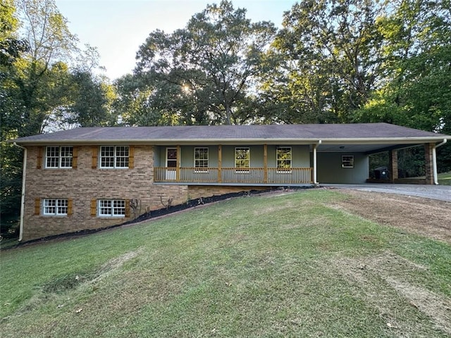 view of front of home with a front lawn and a carport