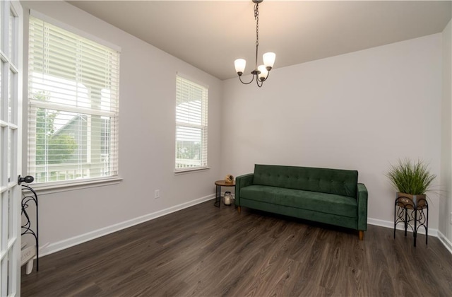 living area with dark wood-style flooring, plenty of natural light, and baseboards