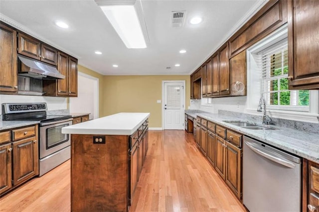 280 W Knight Rd W, Mcdonough, GA 30252 - kitchen with appliances with stainless steel finishes, under cabinet range hood, a kitchen island, light wood-type flooring, and recessed lighting
