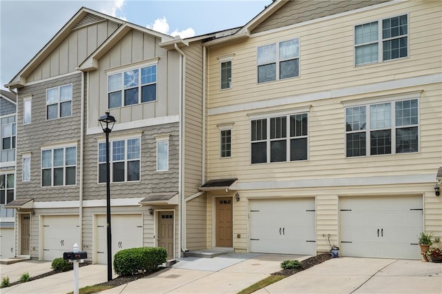 townhome / multi-family property featuring a garage