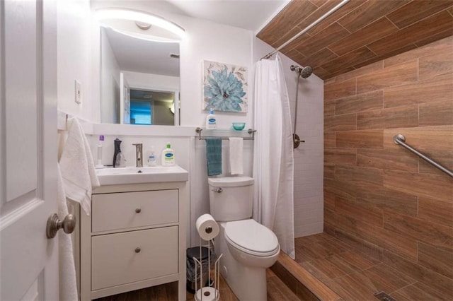 bathroom with curtained shower, toilet, and vanity