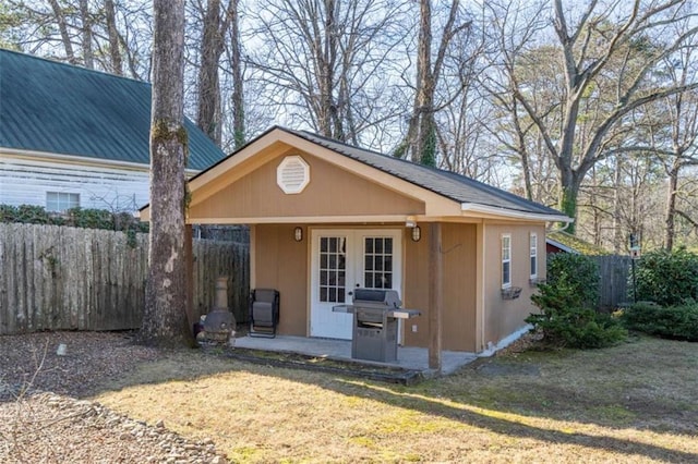 view of front of property featuring a front lawn and an outdoor structure