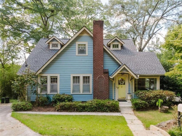 view of front of home featuring a front yard