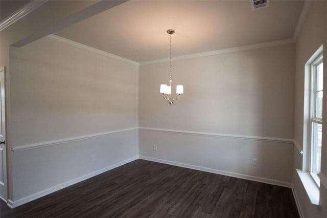 empty room with dark wood-type flooring, crown molding, and a notable chandelier