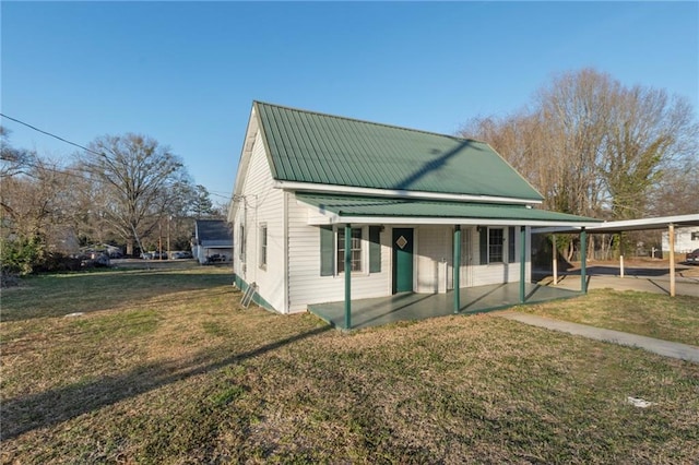 view of front of home featuring a carport and a front lawn