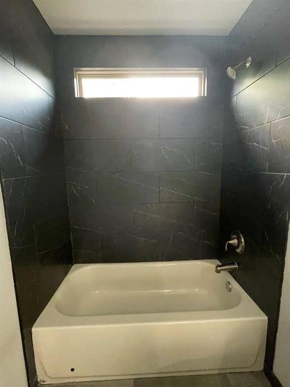 bathroom with bathtub / shower combination