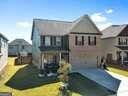 view of front of house featuring a front yard