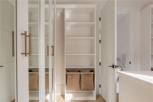 bathroom with crown molding, a bathtub, vanity, and an inviting chandelier