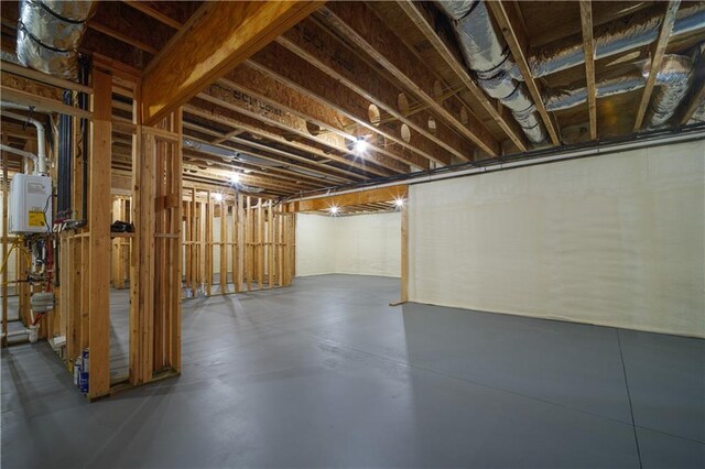 empty room featuring ceiling fan, light hardwood / wood-style floors, and ornamental molding