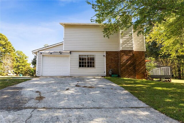 view of front of property featuring a front yard and a garage