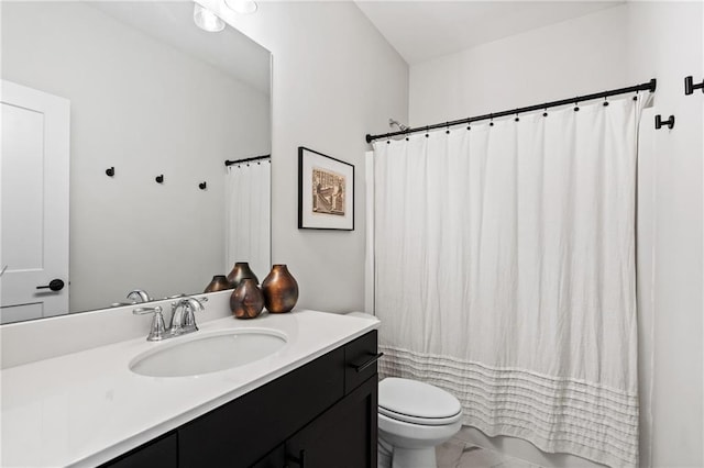 full bathroom with curtained shower, toilet, and vanity