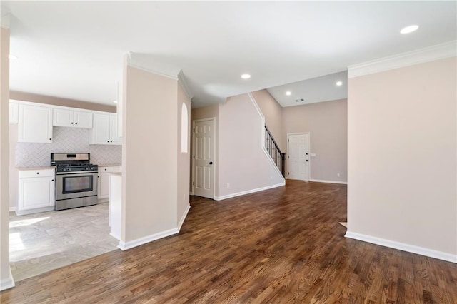 unfurnished living room featuring recessed lighting, baseboards, light wood-style flooring, and crown molding