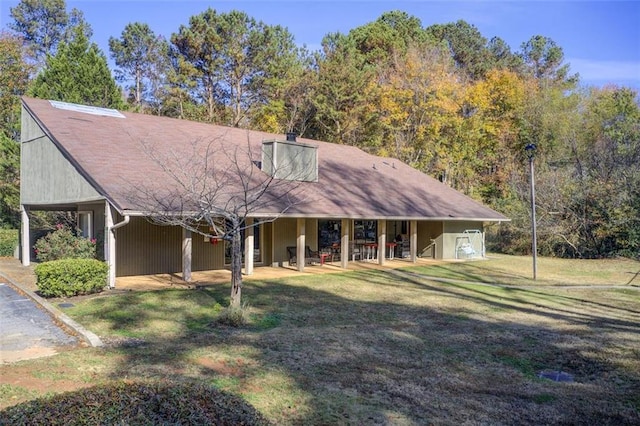 view of front of home featuring a front yard